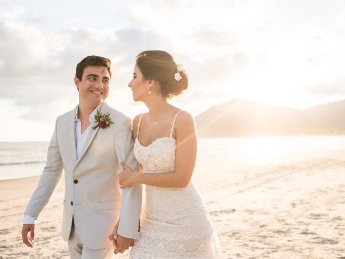 Casamento Pé na Areia no Parador Maresias | Ba & Vini